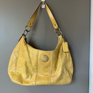 Coach pocketbook in yellow, zip top closure, inside: 2 pockets, 1 zip pocket